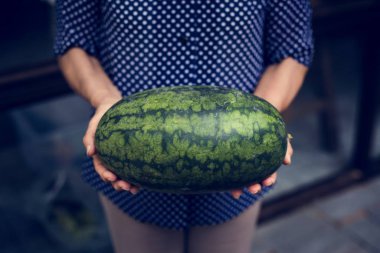 Elinde taze karpuz