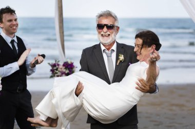 Genç Olgun çift sahilde evleniyor