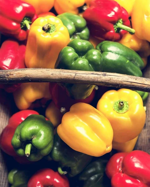 Taze tatlı biber ahşap sepet içinde havadan görünümü