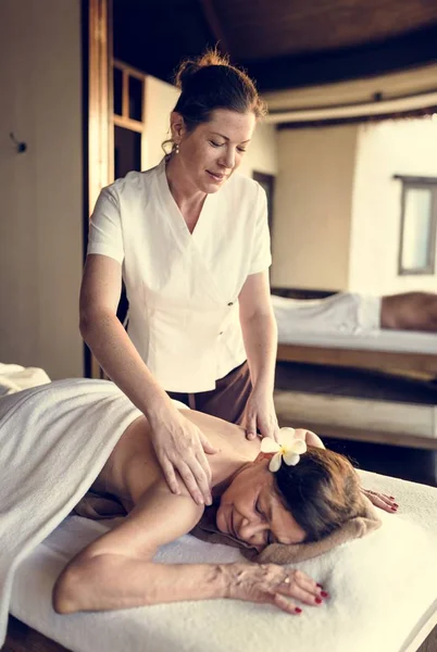 Mujer Terapeuta Mensajes Dando Masaje Spa —  Fotos de Stock