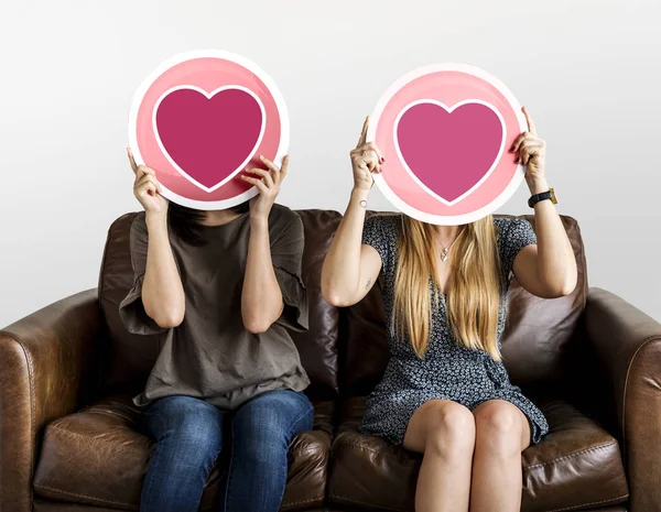 Dwie Kobiety Trzyma Się Valentine Ikony Serca — Zdjęcie stockowe
