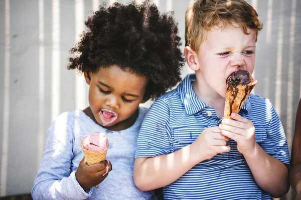 Weinig Kinderen Eten Van Lekker Ijs — Stockfoto