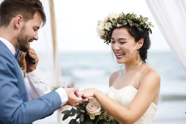 Ungt Par Ett Bröllop Stranden — Stockfoto