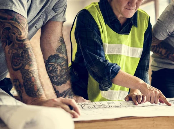 Equipa de construção e plano no local — Fotografia de Stock