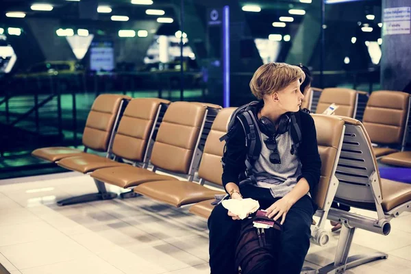 Ung Kaukasiska Man Sitter Väntar Flygplats — Stockfoto
