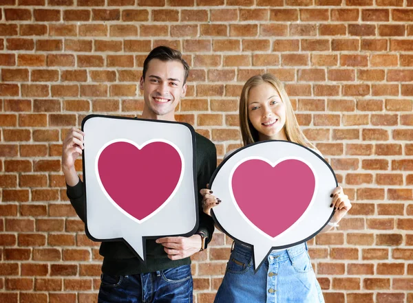 Lyckliga Unga Paret Håller Pratbubblor Med Hjärtat Ikoner — Stockfoto
