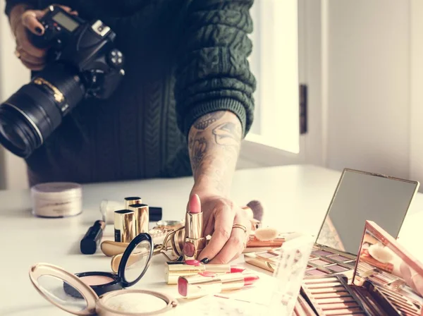 Tiro Cortado Beleza Blogger Fazendo Composição Para Tirar Foto Cosméticos — Fotografia de Stock