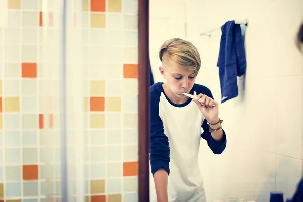 Young Caucasian Man Brushing Teeth Bathroom — Stock Photo, Image