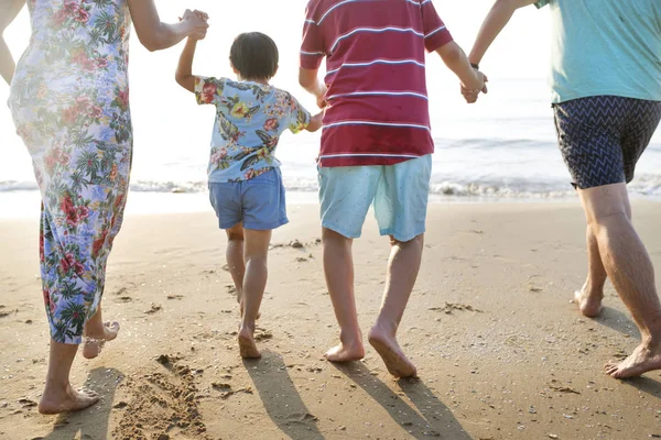 Asiatisk Familj Spela Stranden — Stockfoto