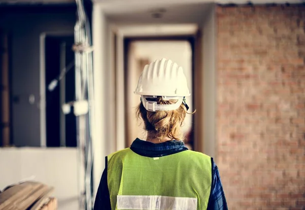 Frau trägt Schutzhelm — Stockfoto