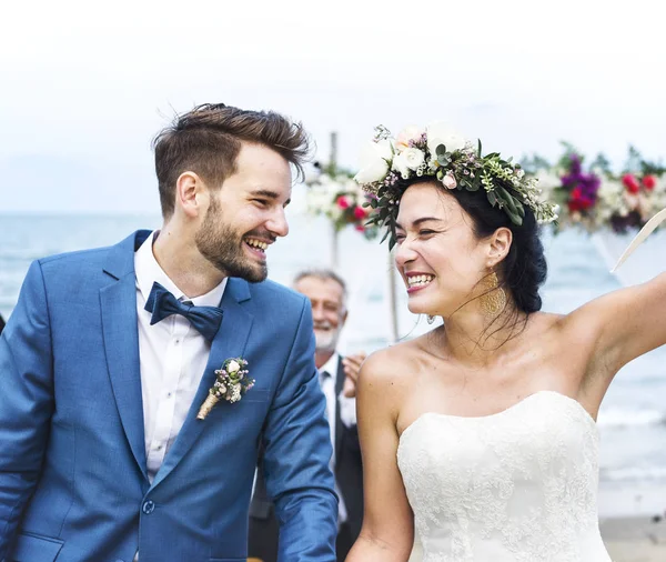 Coppia Felice Alla Cerimonia Nozze Spiaggia — Foto Stock