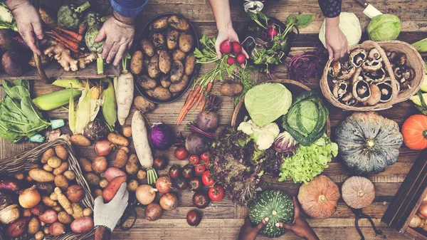 木のテーブルの上に新鮮な有機野菜の空中ビュー — ストック写真