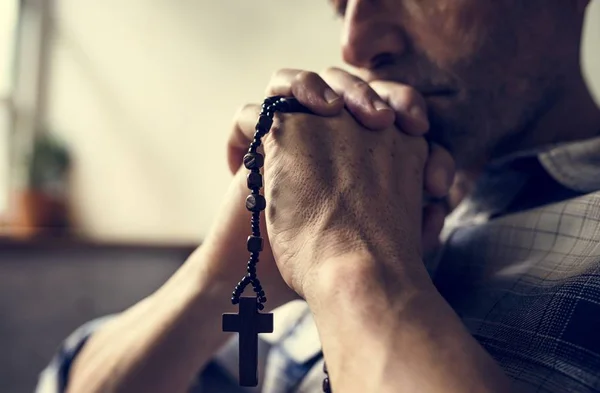 Podeszłym wieku mężczyzna modląc się — Zdjęcie stockowe