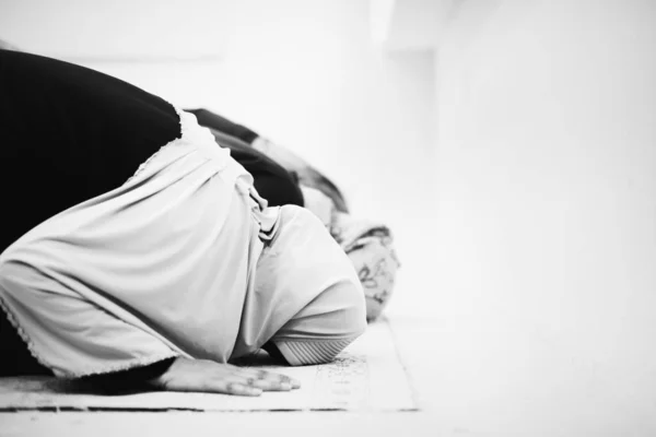 Muslim People Bowing Praying — Stock Photo, Image