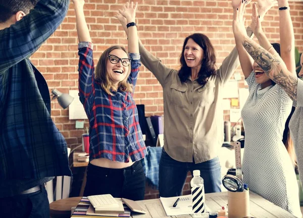 Equipe Negócios Feliz Levantando Mãos Para Celebrar Sucesso — Fotografia de Stock