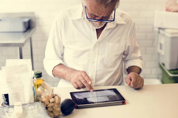 Homem Caucasiano Sênior Usando Tablet Digital — Fotografia de Stock