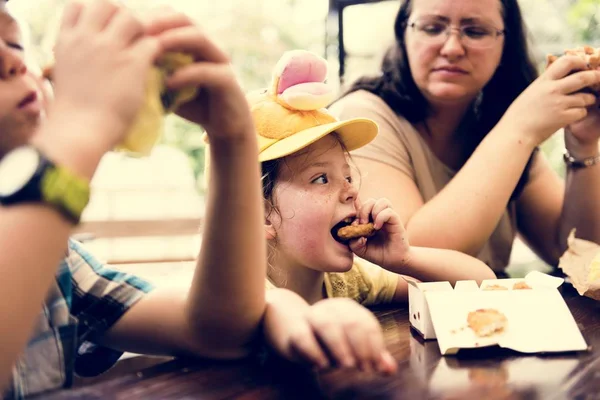 Kinderen Eten Met Moeder — Stockfoto