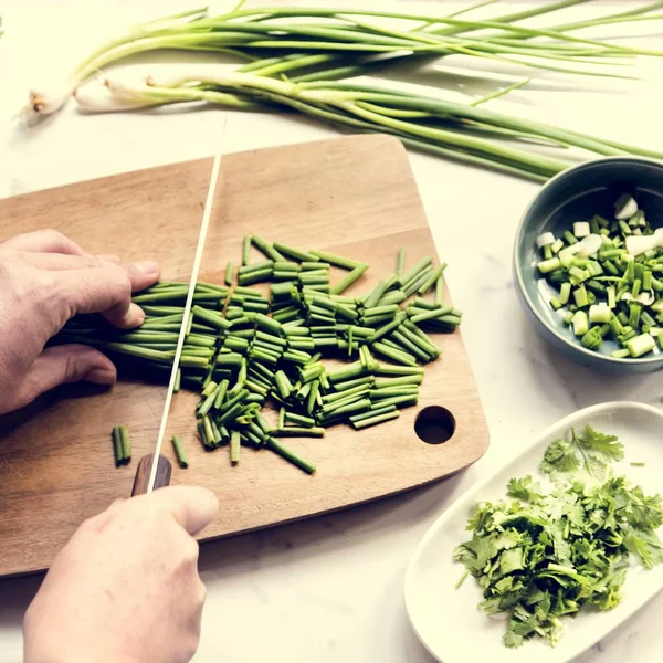 Gros Plan Des Mains Avec Couteau Coupant Légumes Bio Frais — Photo