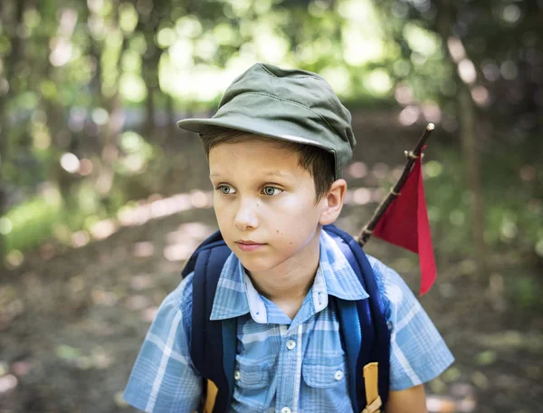 Niño Caminando Través Bosque Con Mochila Bandera Roja Mirando Hacia — Foto de Stock