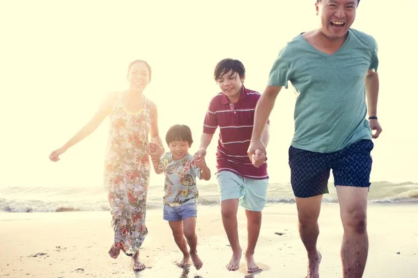 Famiglia Asiatica Spiaggia — Foto Stock