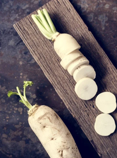 Vista Aérea Del Rábano Daikon Cortado Sobre Tabla Cortar Madera — Foto de Stock