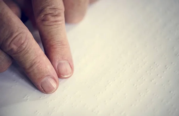 Ruce Čtení Brailova Písmena — Stock fotografie
