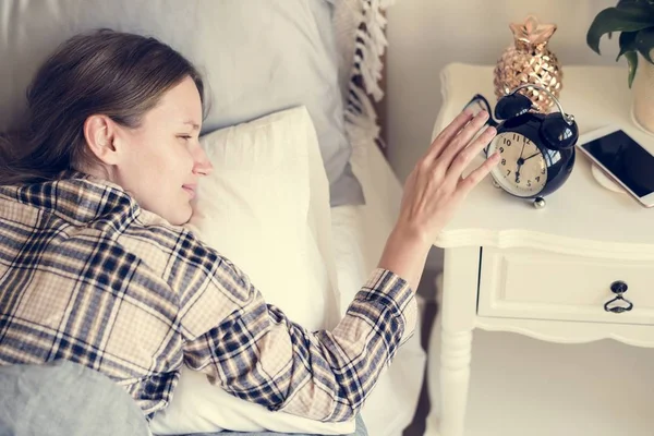 Bovenaanzicht Van Vrouw Hand Uit Schakelen Het Alarm Ochtend Bereiken — Stockfoto