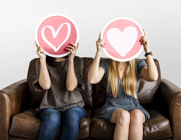 两个女人捧起情人节的图标 — 图库照片