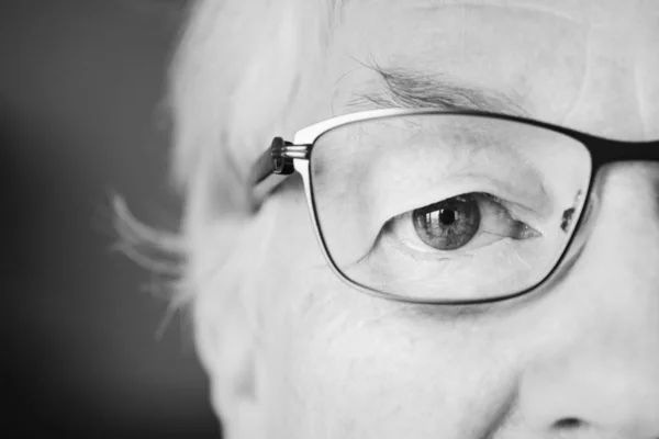 Ritratto Donna Anziana Primo Piano Sugli Occhi Con Gli Occhiali — Foto Stock