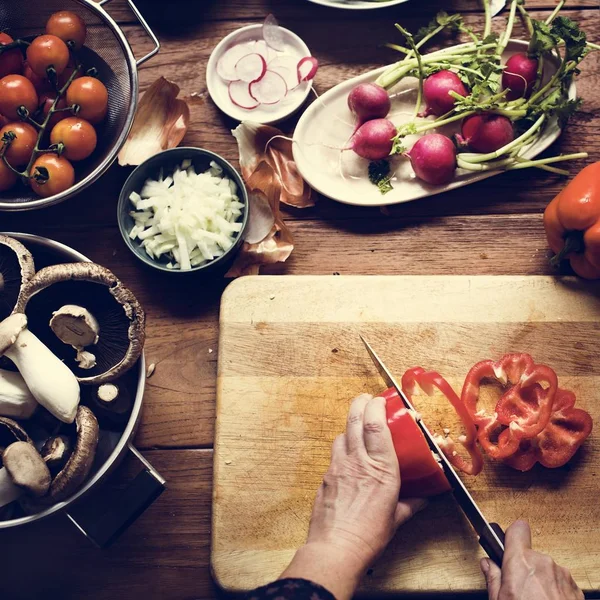 Una Persona Rebanando Verduras —  Fotos de Stock