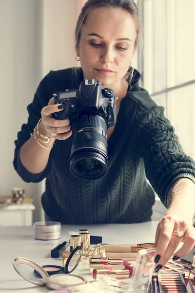 Beleza Blogueiro Tirar Fotos Cosméticos Com Câmera Dslr — Fotografia de Stock