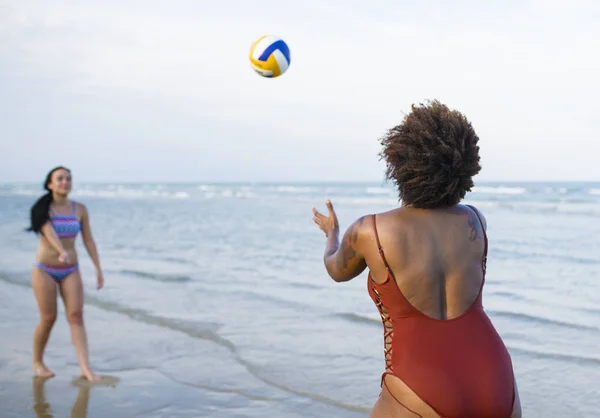 Vrouwen Spelen Volleybal Het Strand — Stockfoto