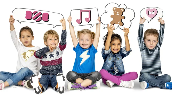 Glückliche Kinder Halten Sprechblasen Mit Niedlichen Symbolen Der Hand — Stockfoto