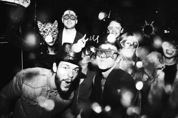 新しい年の前夜パーティーを楽しむ人 — ストック写真