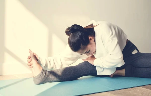 Jeune Ajustement Femme Asiatique Étirement Sur Tapis Yoga Maison — Photo