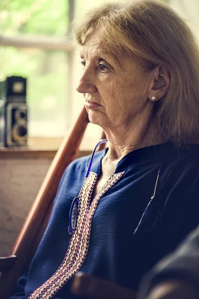 Zijaanzicht Van Senior Kaukasische Vrouw Met Doordachte Gezicht Expressie — Stockfoto