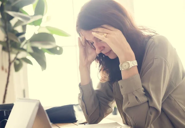 Mujer Caucásica Sobrecargada Trabajo Con Migraña Lugar Trabajo —  Fotos de Stock