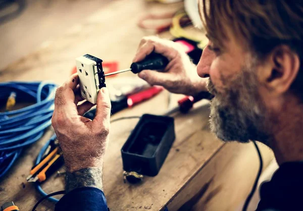 Elettricista impianto di riparazione casa di lavoro — Foto Stock