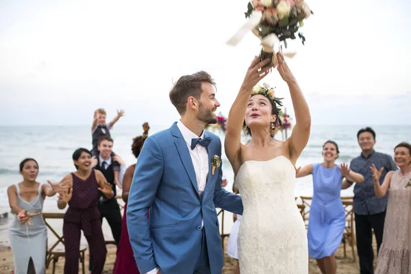 Jovem Casal Uma Cerimônia Casamento Praia — Fotografia de Stock