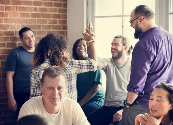 Diversi Amici Che Riuniscono — Foto Stock