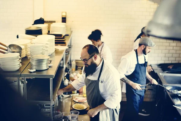 Şefler mutfakta çalışma grubu