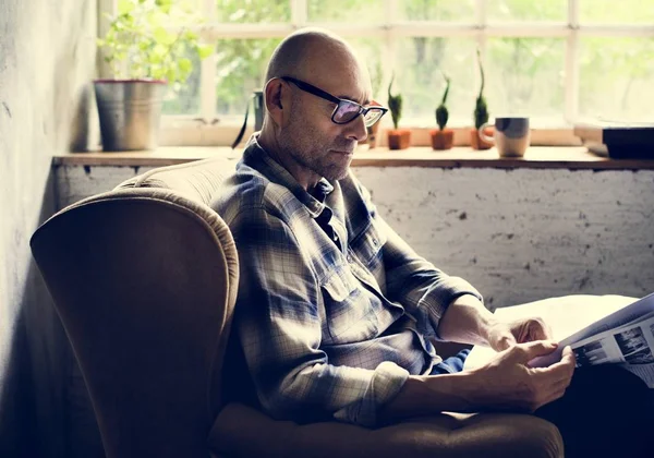 Uomo Anziano Seduto Sul Divano Leggere Giornale — Foto Stock