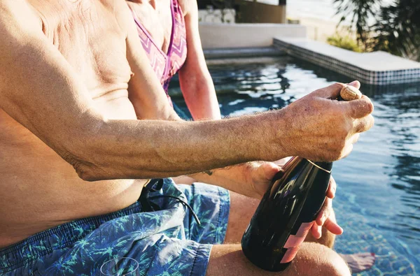 Knallen Eine Flasche Champagner — Stockfoto