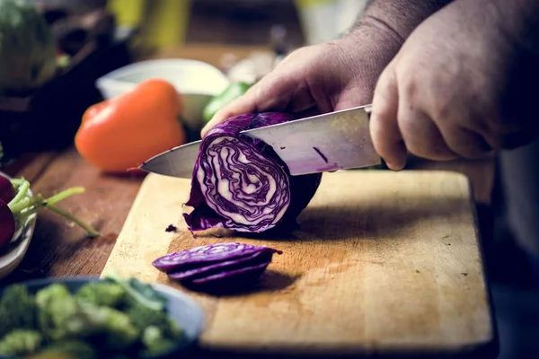 Nahaufnahme Der Hand Mit Messer Das Rotkohl Schneidet — Stockfoto