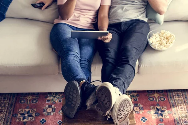 Couple Utilisant Une Tablette Relaxante Maison — Photo