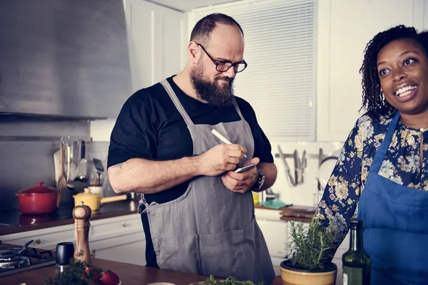 Farklı insanlar yemek kursuna katılma