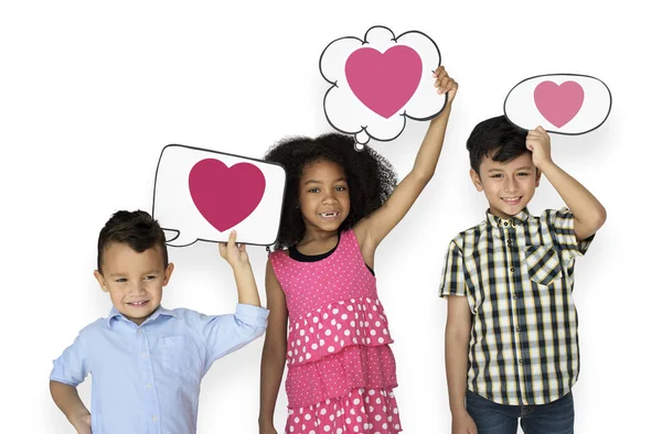 Ευτυχής Παιδιά Κρατώντας Συννεφάκια Ομιλίας Καρδιά Εικονίδια — Φωτογραφία Αρχείου