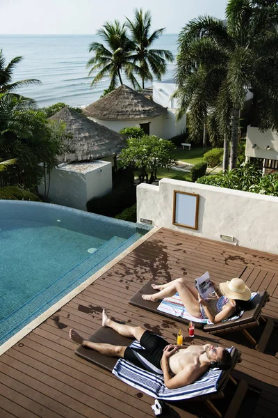 Paar Zonnebaden Bij Het Zwembad — Stockfoto