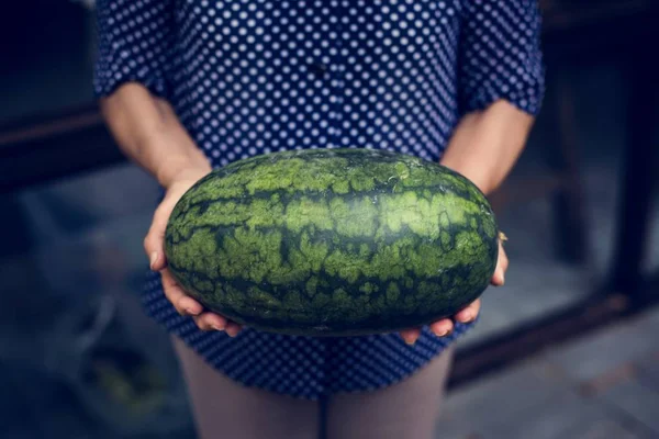 Elinde taze karpuz