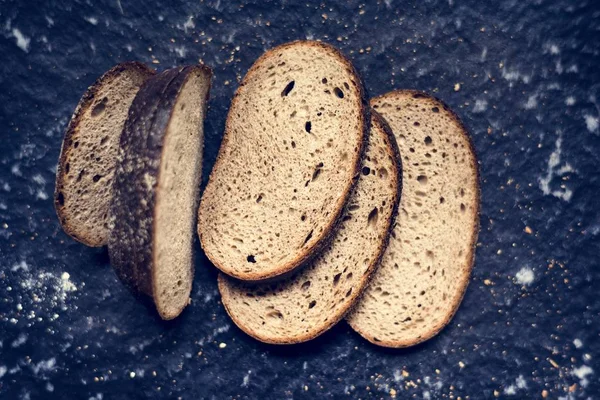Кусочки Пшеничного Хлеба Черном Фоне — стоковое фото